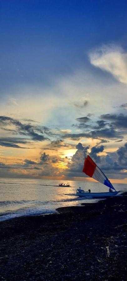 The Shooting Star Homestay Amed  Luaran gambar